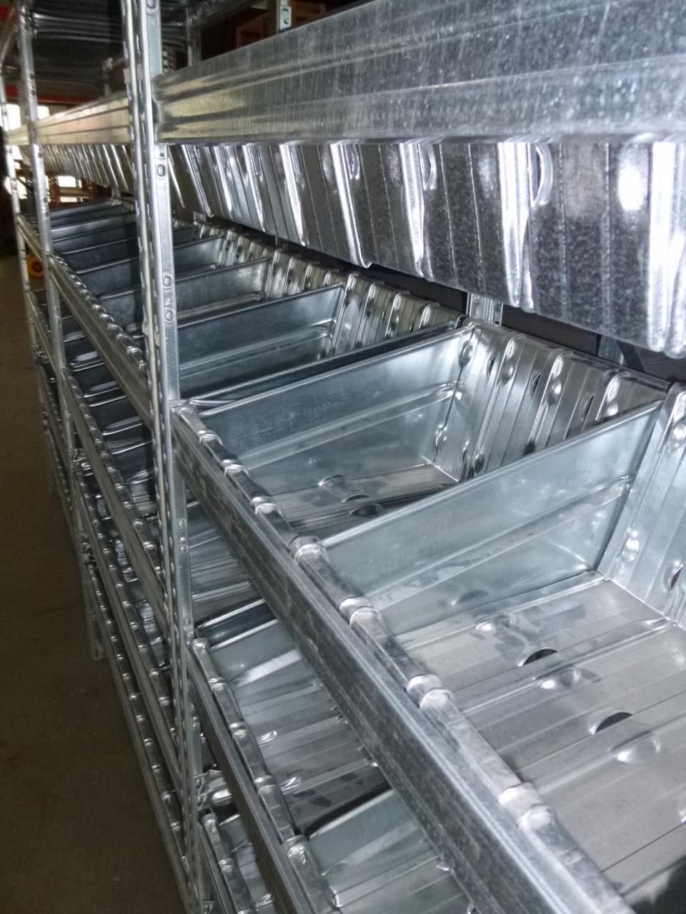 Verzinkte magazijnstelling met voorraad  bakjes en verdeelschotjes .