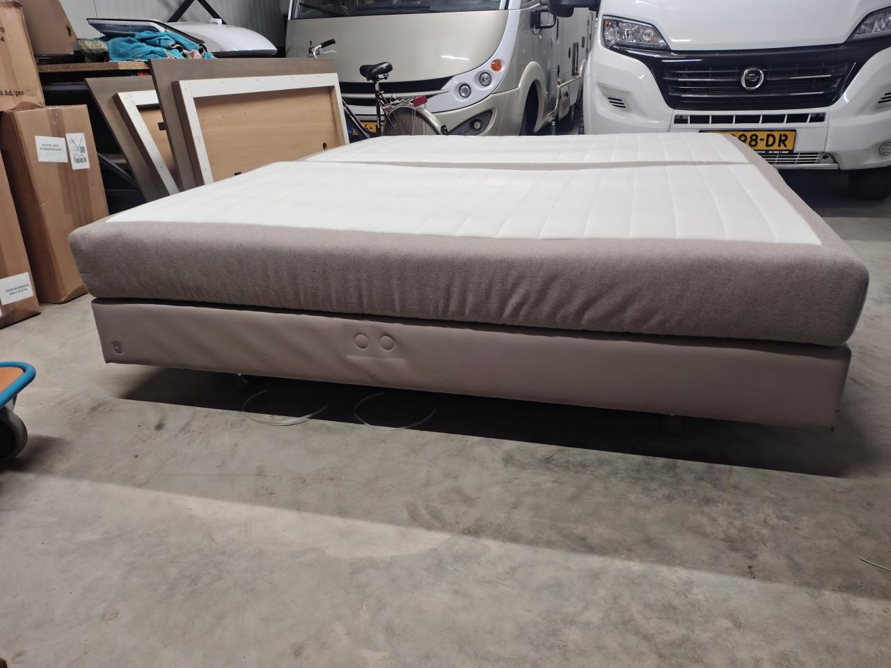 Twee mooie bijna niet gebruikte boxsprings bedden 120x 200
