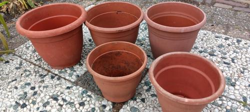 5 KUNSTSTOF BLOEMPOTTEN