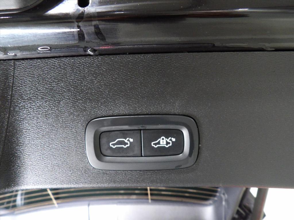 Volvo XC40 t5 plug-in hybrid 262pk aut plus dark