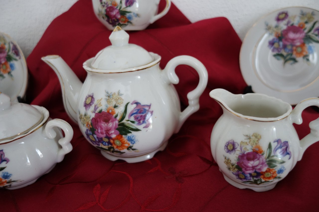 Vintage kinderserviesje uit jaren 60 leuk serviesje met bloemdecor