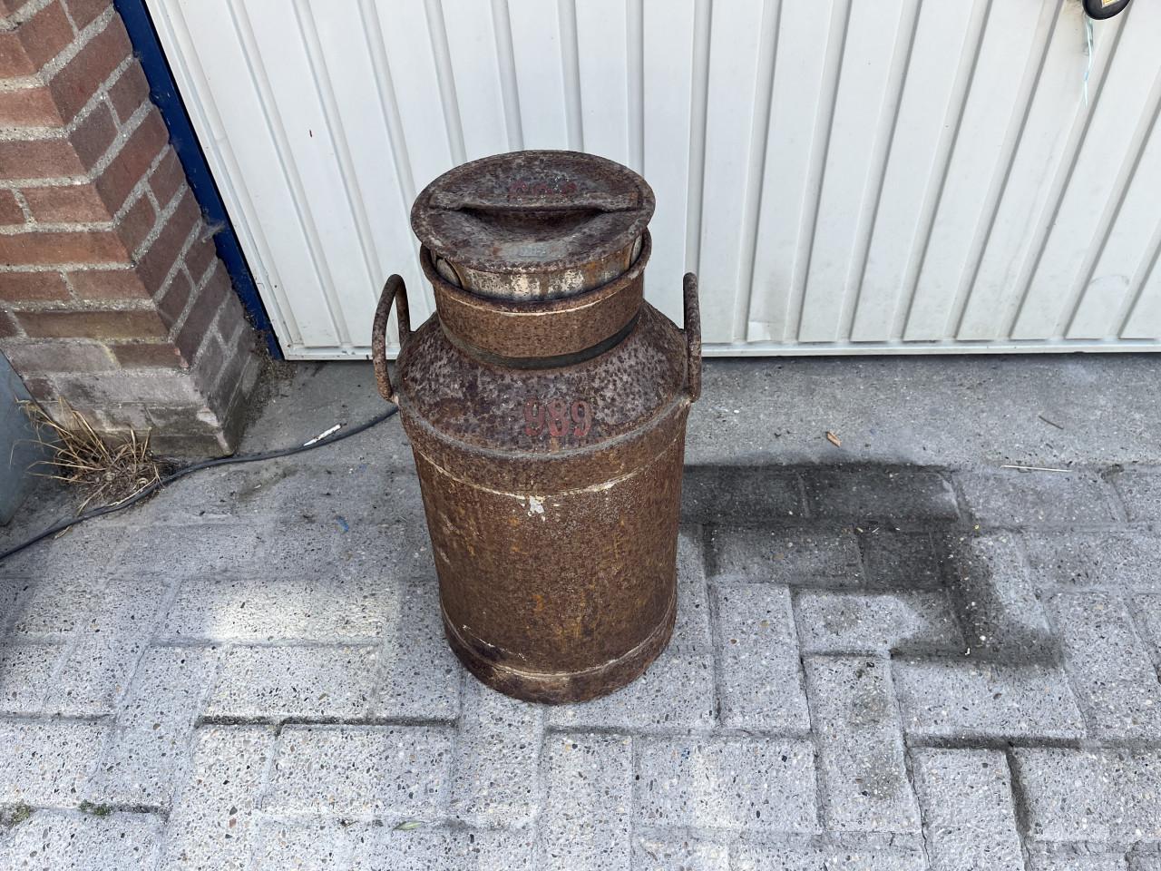 2 Melkbussen, metaal