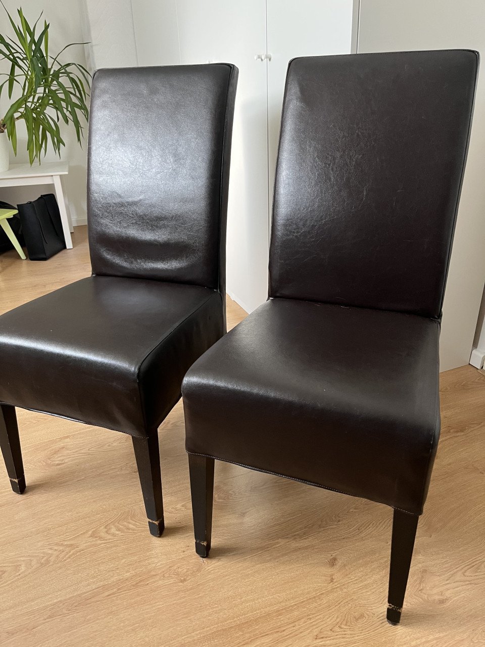 Twee bruine eetkamerstoelen, leer
