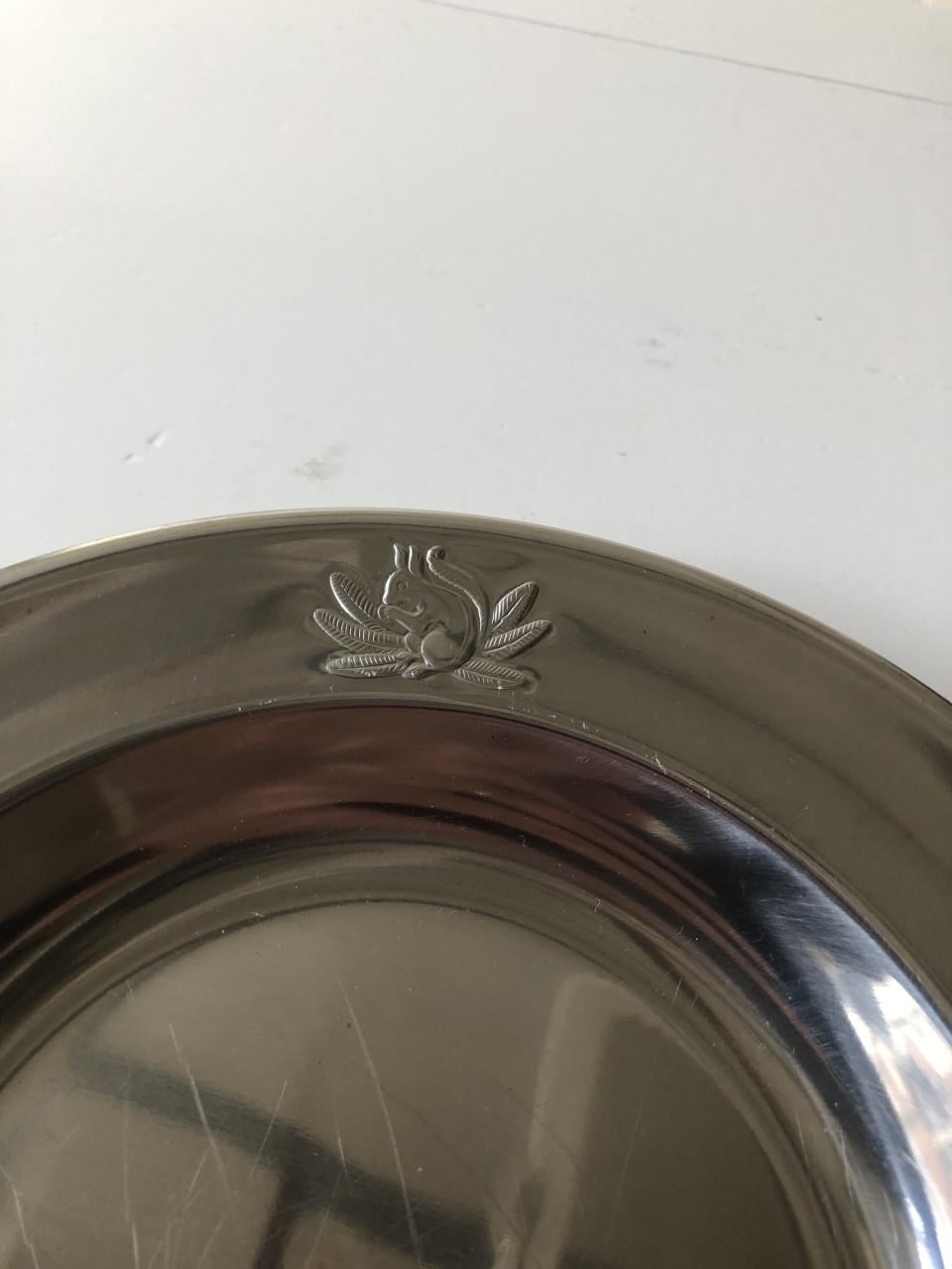 Leuk vintage setje van metalen kinderbordje en mokje met eekhoorn