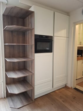 Hoge regaal kast