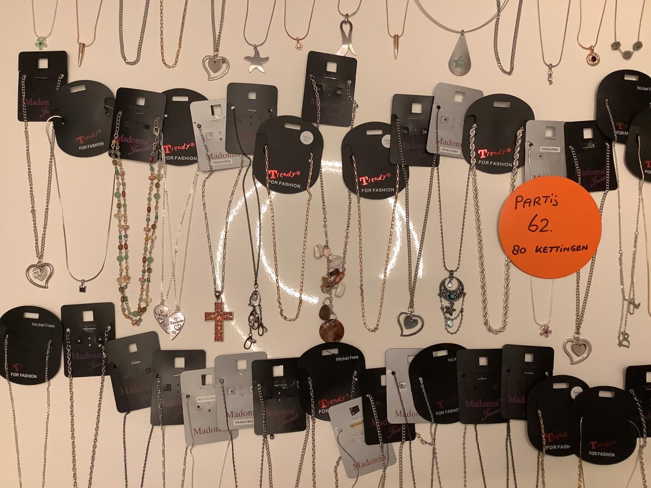 Partij mooie kettingen. ( partij 62)