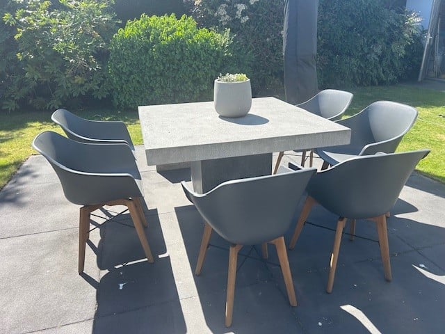 Çomposiet Tuintafel 130cm x 130 cm + 4 Hartman kuipstoelen + 2 hockers