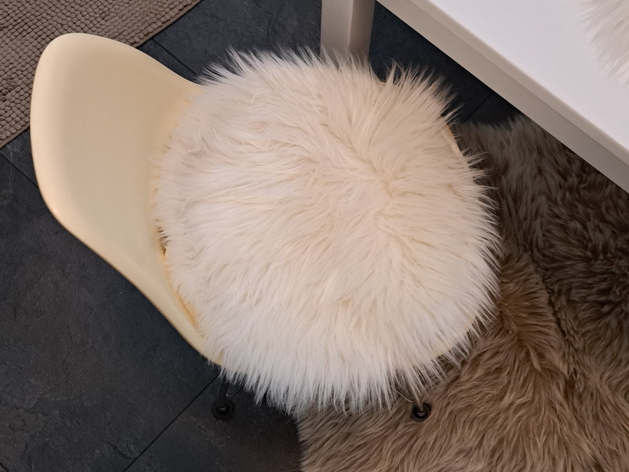 Mooie en veilige kindertafel en stoel