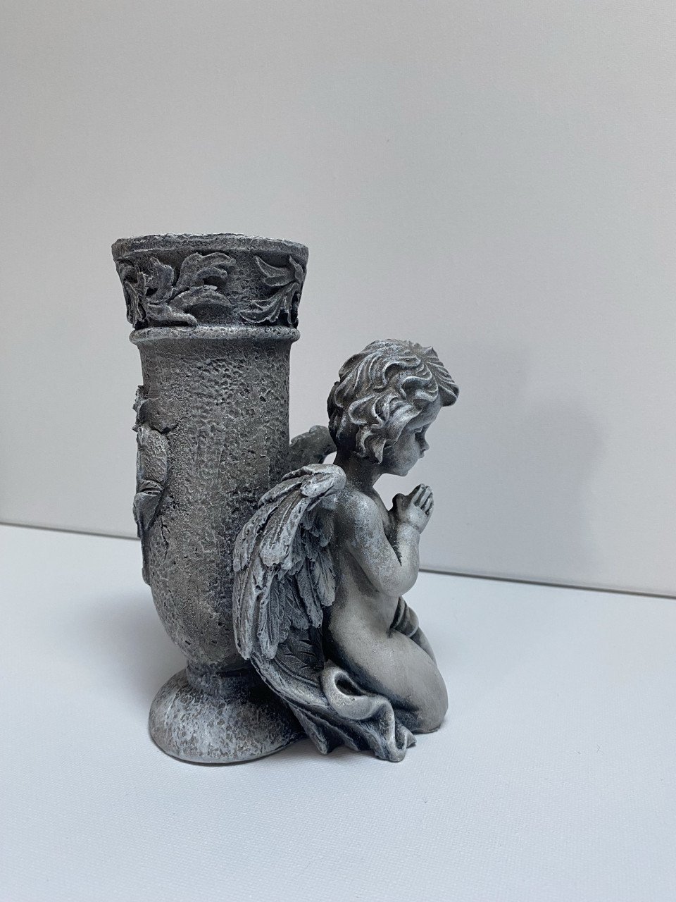 Biddende engel met vaasje – grafdecoratie beeld: