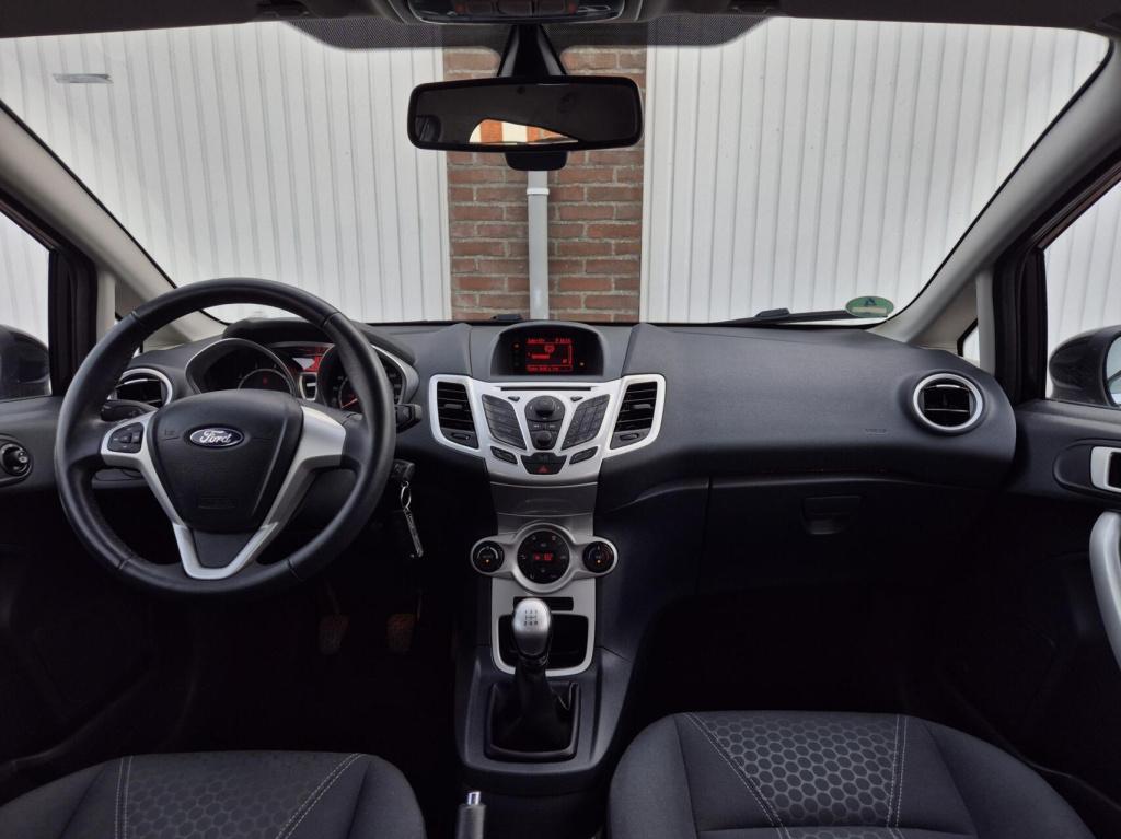 Ford Fiesta 1.25 titanium / dealeronderhouden / voorruitverwarming / stoelv