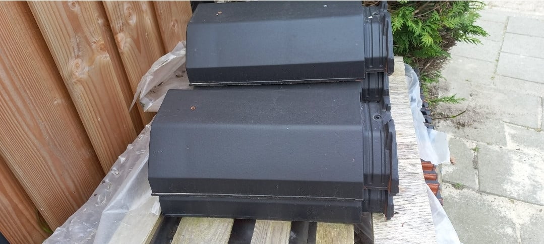 Nieuwe Nelskamp dakpannen en vorstpannen G-10 engobe donkergrijs mat