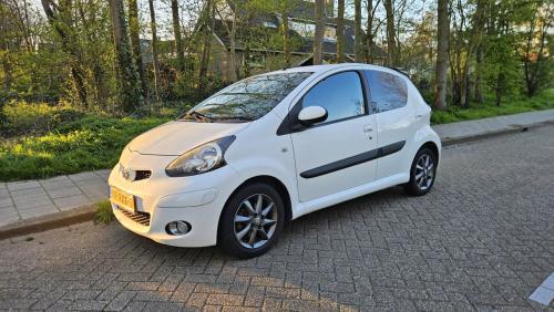Zuinige 5 drs. TOYOTA AYGO / NL AUTO / NAP / APK 03-2027 / GARANTIE 3 mnd