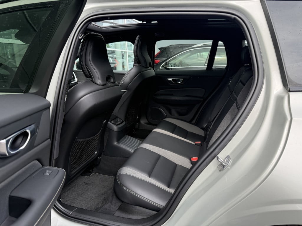 Volvo V60 t6 340pk recharge r-design| panodak| adap.cruise| 360camera| awd