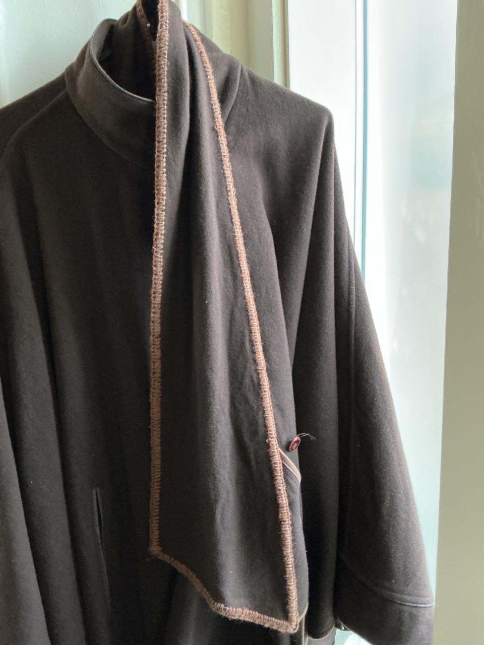 Wollen cape met sjaal en echte zakken .