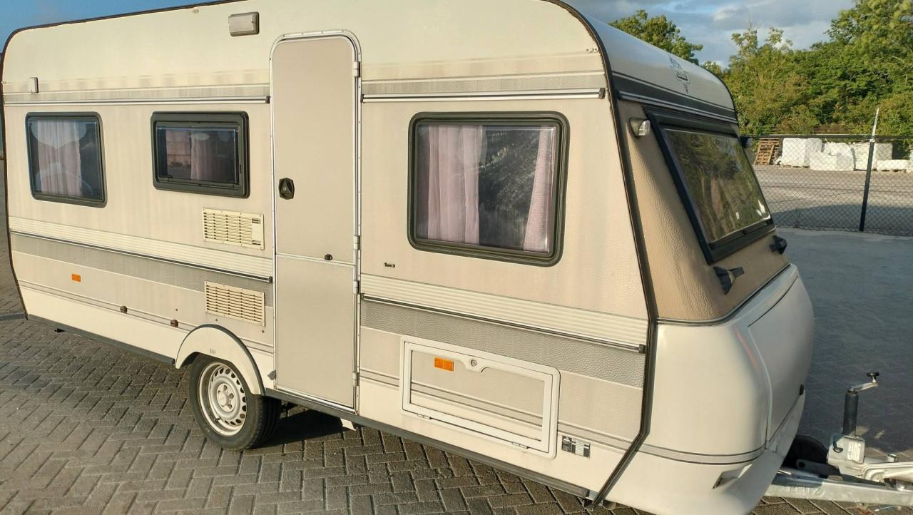 Hobby 460 met voortent en luifel