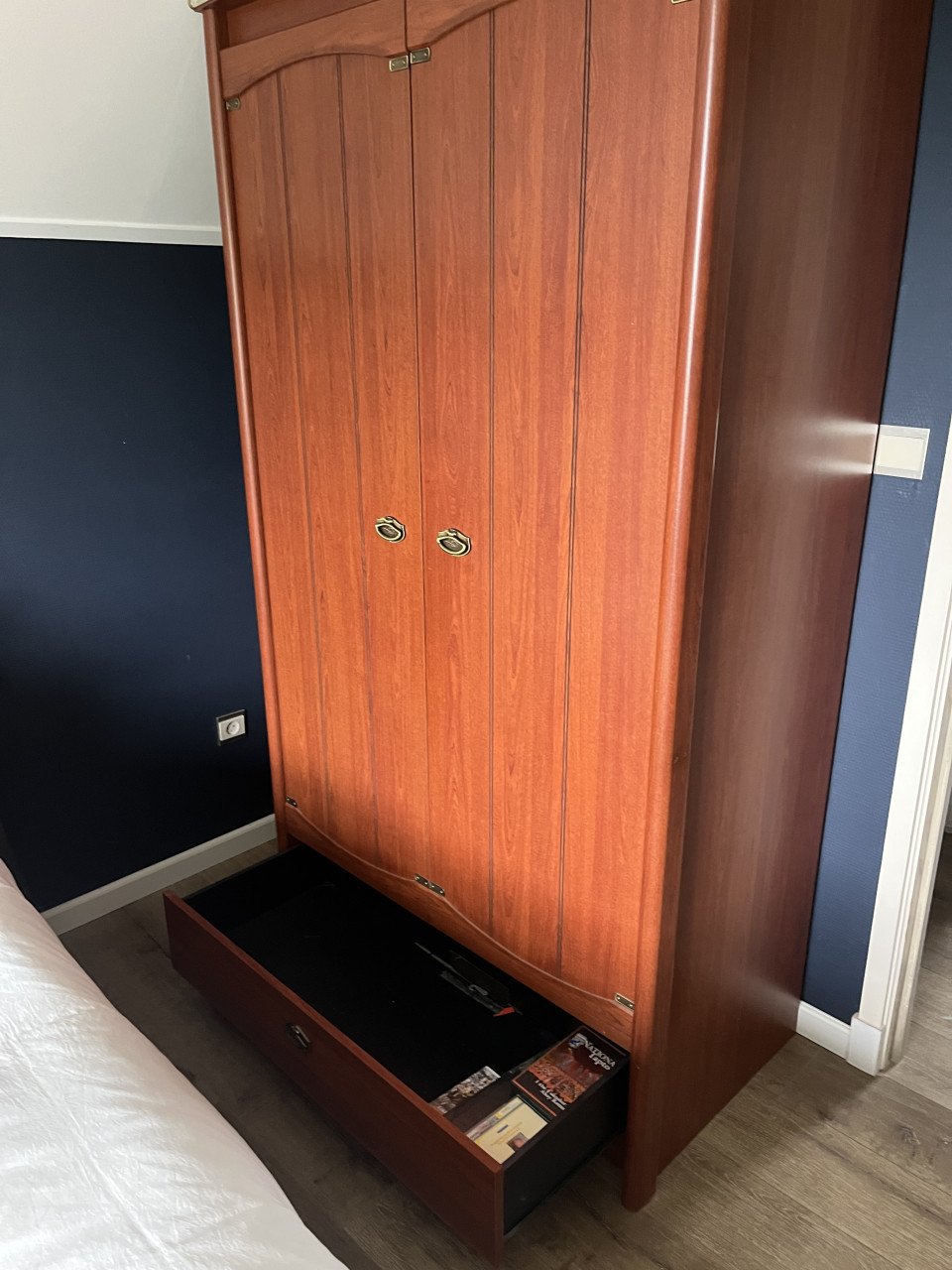 Mooie kersenhouten hang/legkast