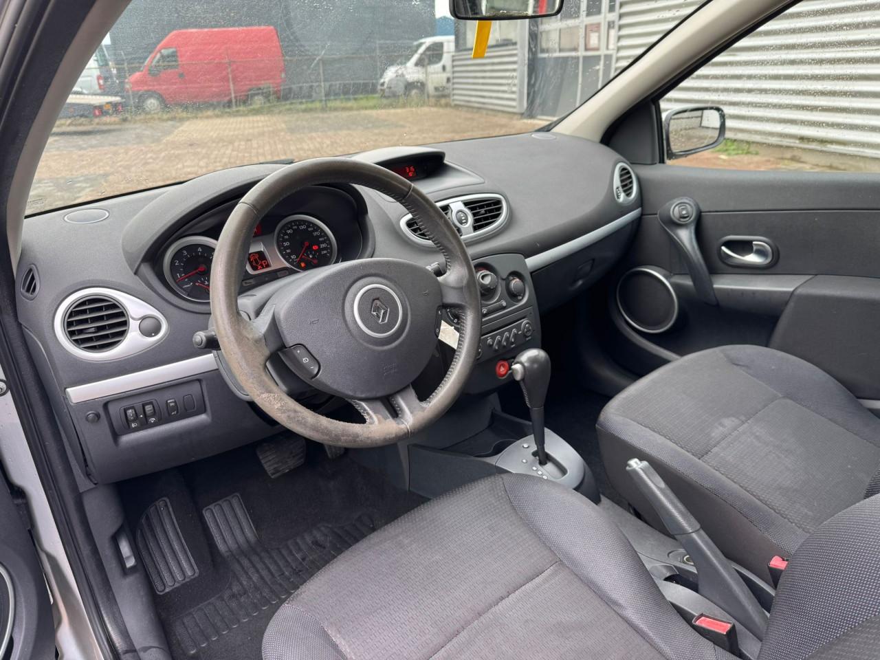 Renault clio automaat bj 2006 1250 euro