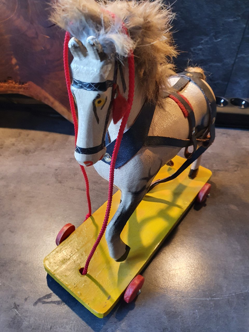 Haringen Plunderen campagne Leuk antiek trekspeelgoed, Retro houten paard op wielen in heel mooie staat