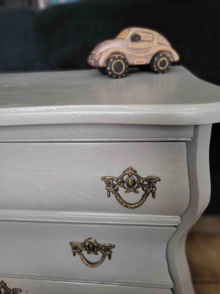 Recentelijk opgeknapte buikkast beige