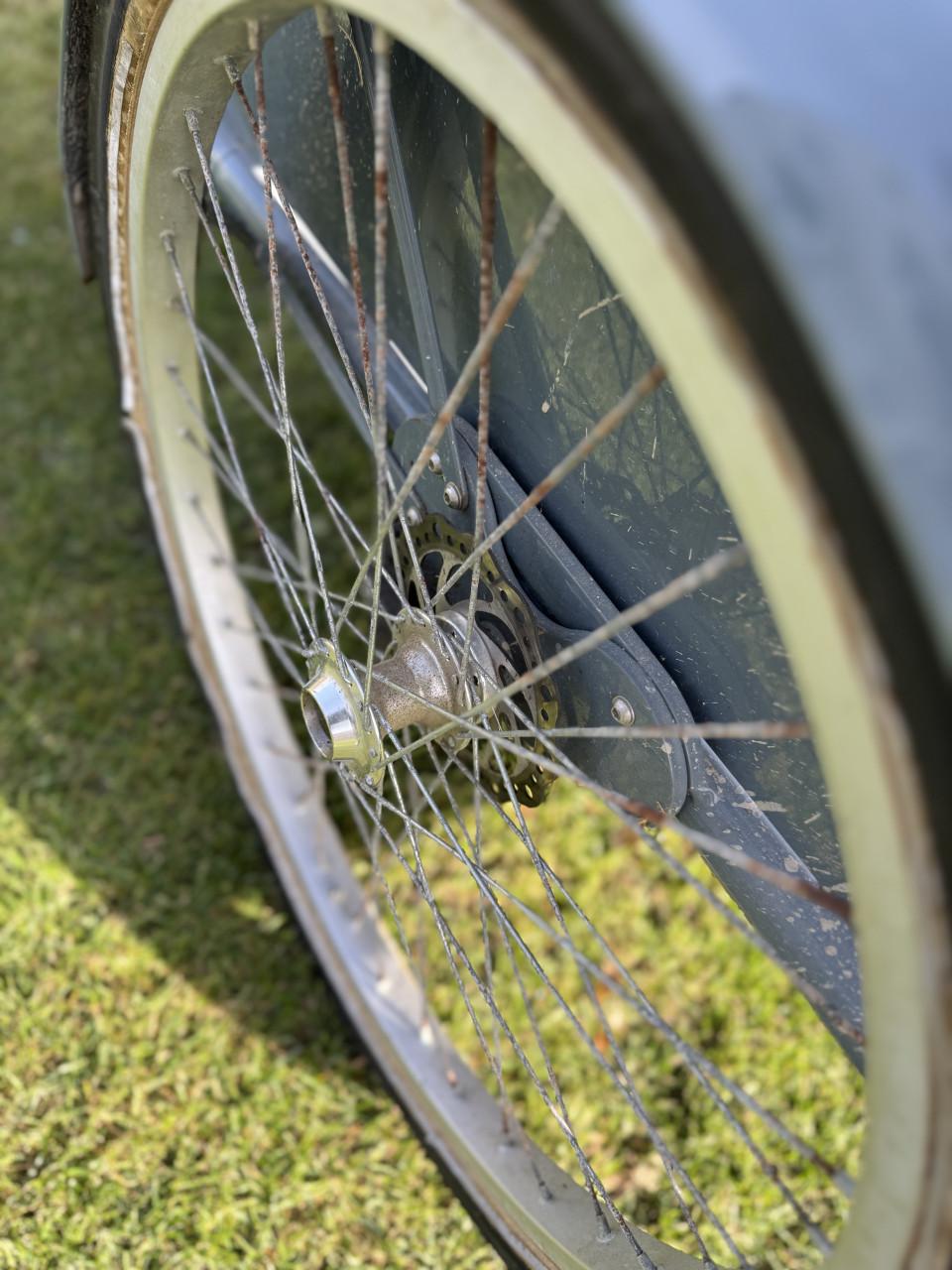 Johnny Loco bakfiets. Altijd binnen gestaan.