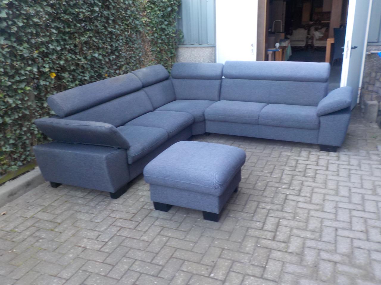 Grote stoffen hoekbank 275 x 275 cm met hokker 70 x 70 cm in goede staat