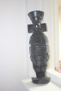 Zwart houten totem beeld, 45 cm