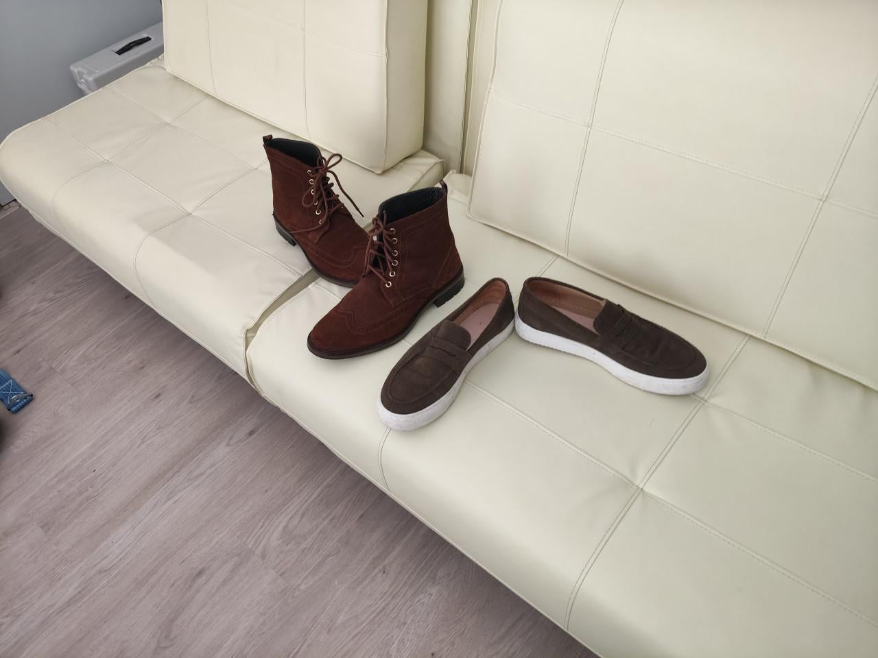 Twee paar schoenen maat 43