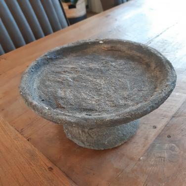Betonnen schaal op voet