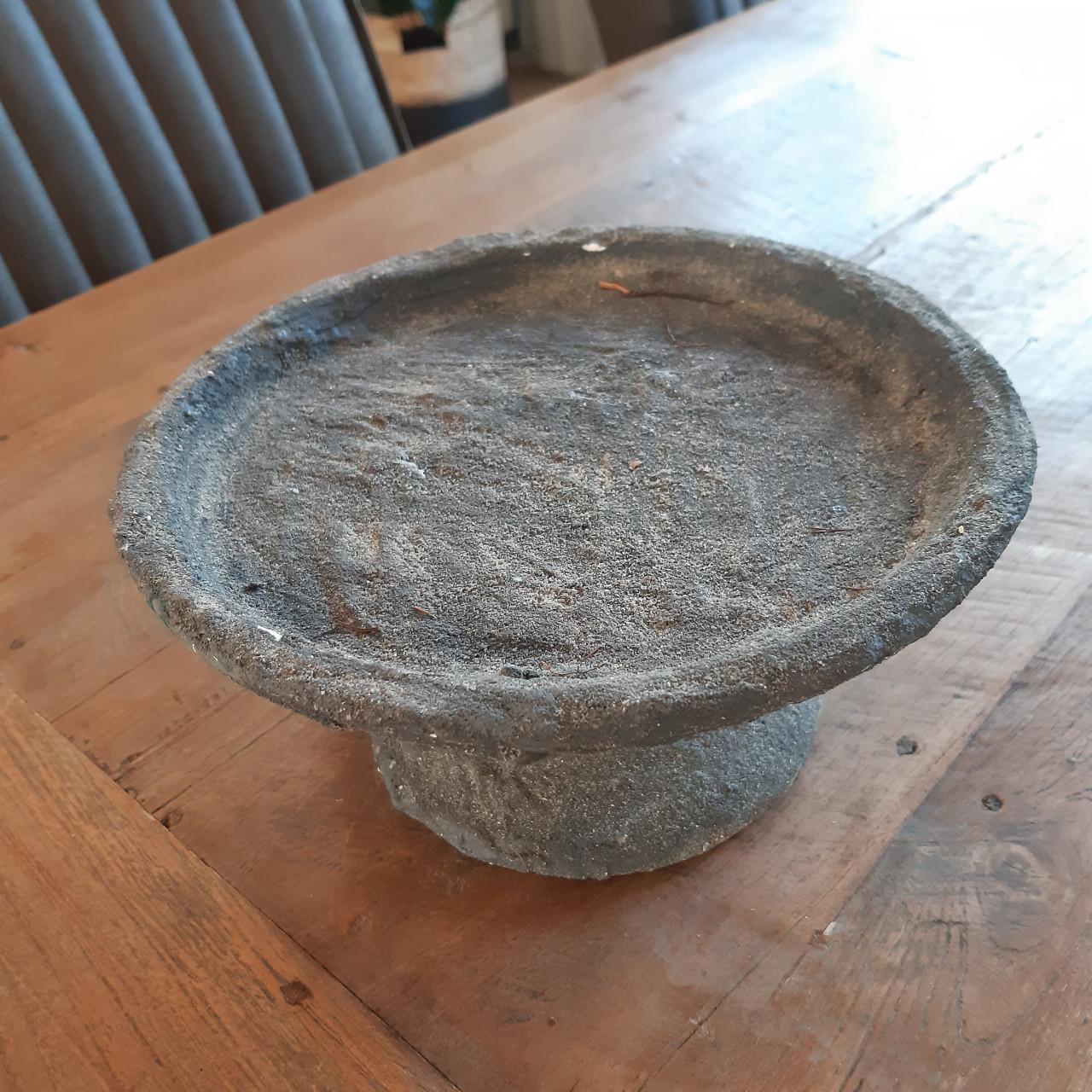 Betonnen schaal op voet