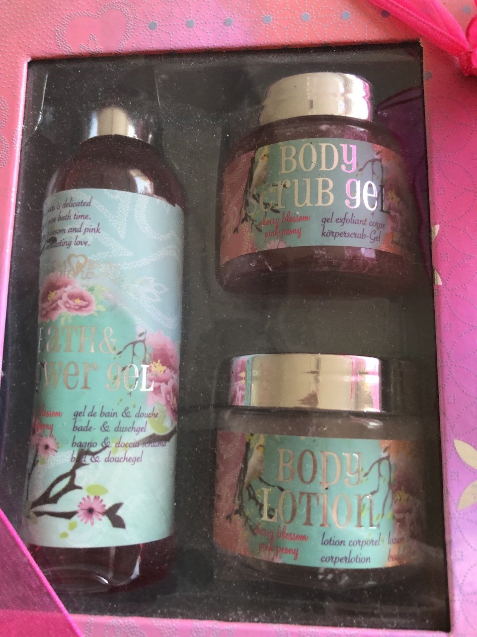 Te koop verzorgingssetje van "Heart Bath Lovers".(nieuw).