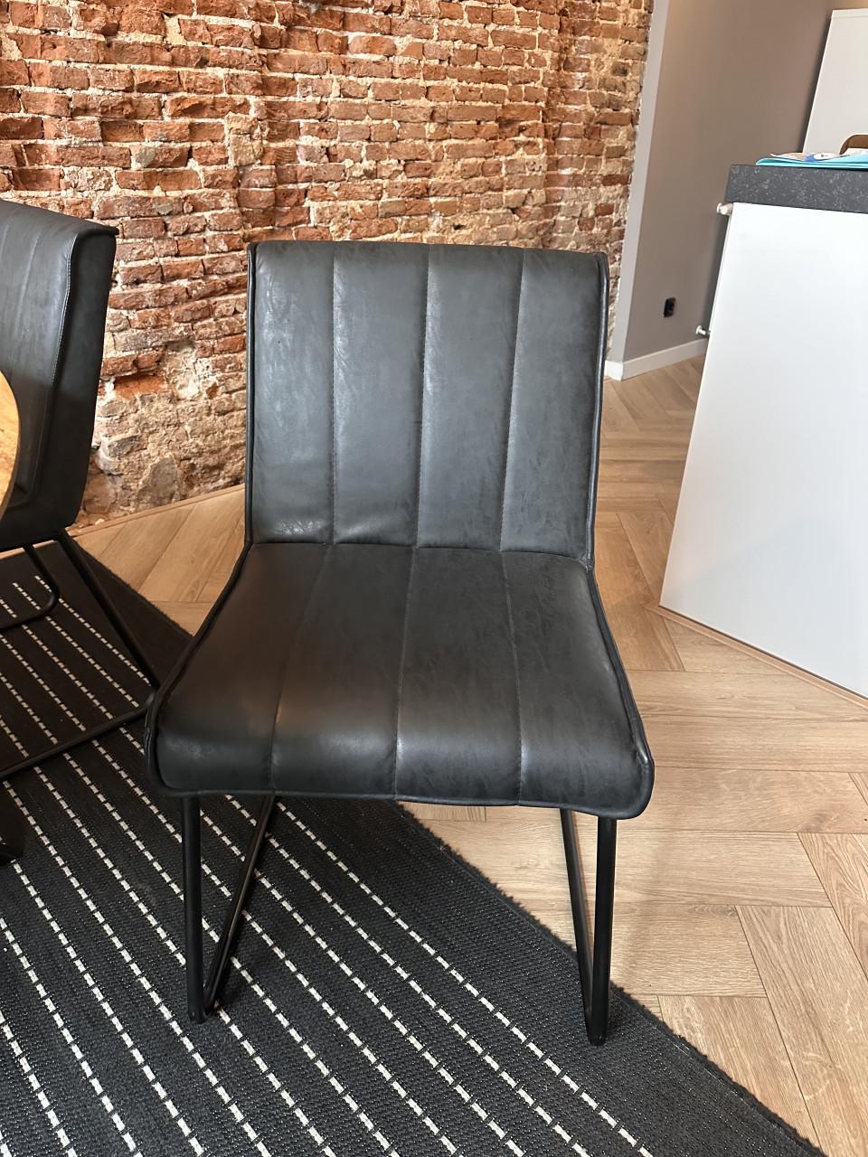 4 stoere eetkamerstoelen – samen € 10