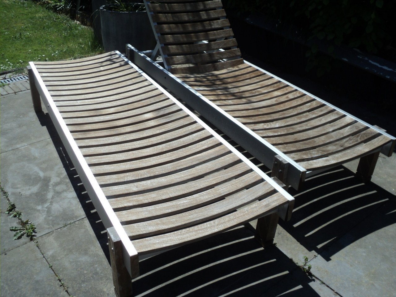 2 Indentieke TEAK HOUTEN ligbedden met nieuwe KUSSENS