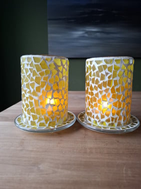 2X Windlicht waxinelichthouder kandelaar geel glas mozaïek