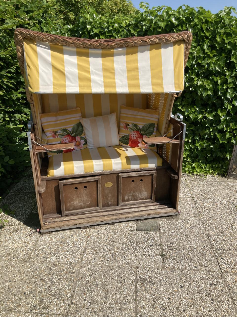 Strandbank met luifel