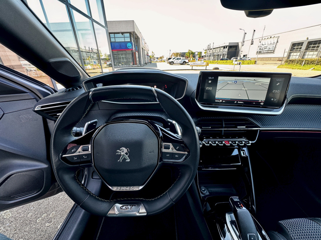 Peugeot 208 1.2 puretech gt navi ecc cruise camera