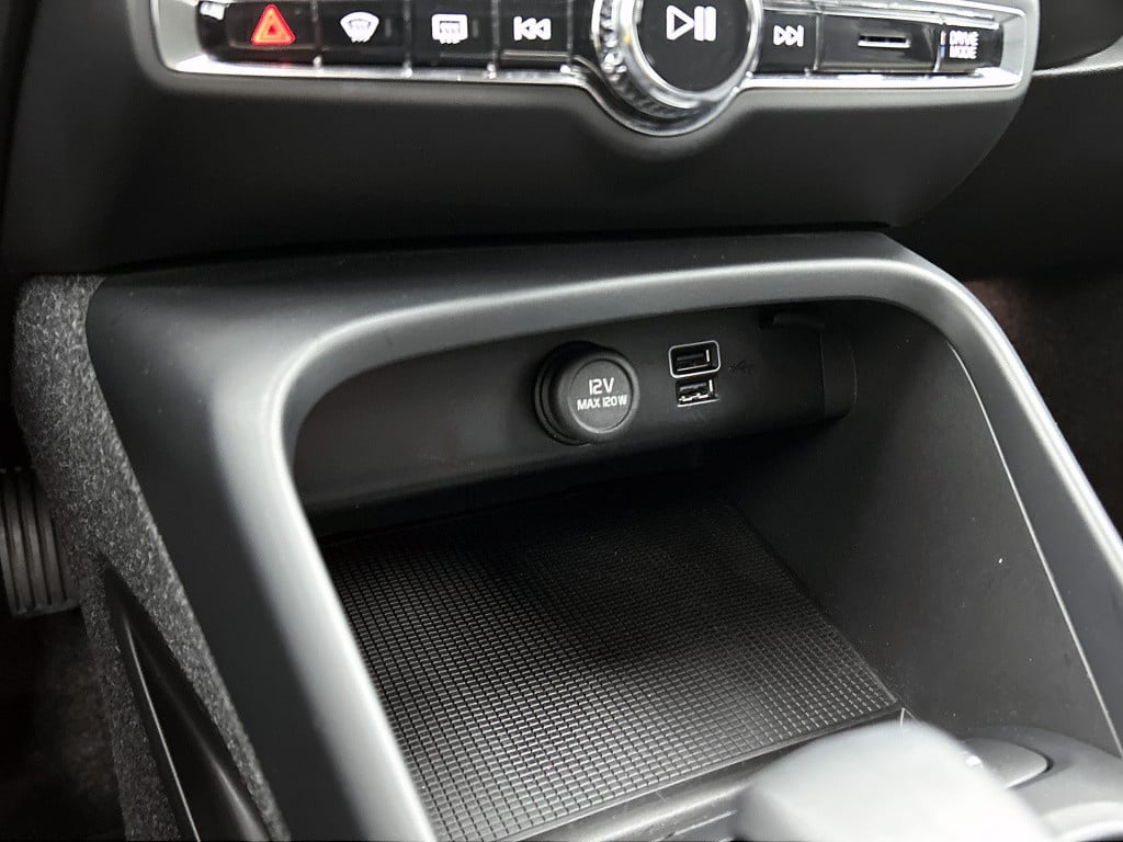 Volvo XC40 1.5 t4 recharge inscription expression | 360 camera | navi
