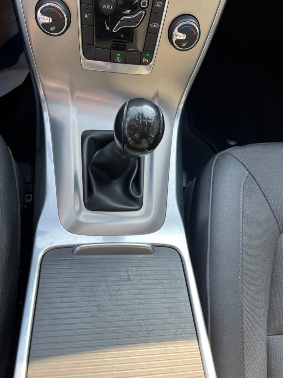 Volvo V70 1.6 d2 kinetic, trekhaak, navi, parkeersensoren enz...