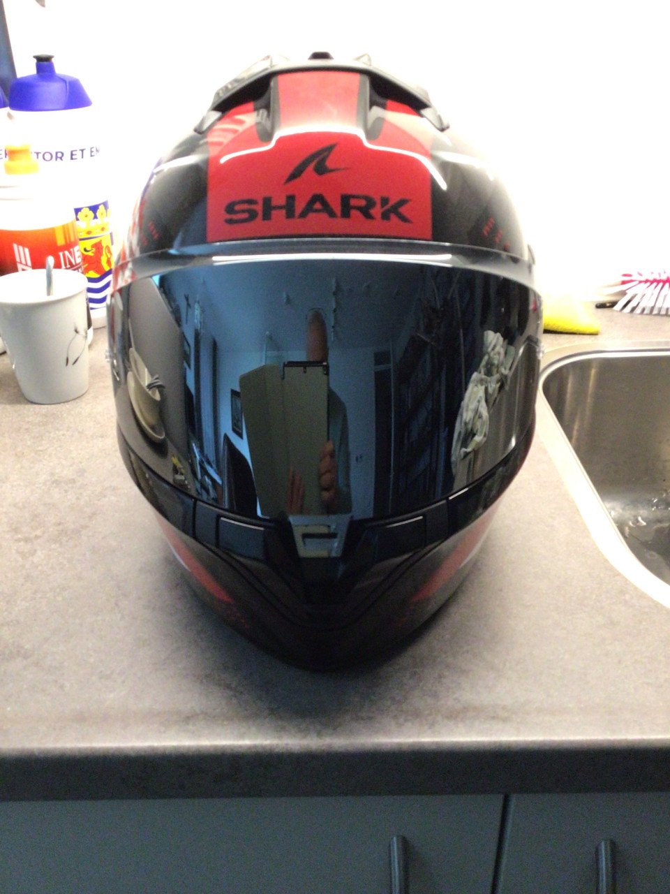 TE KOOP, SPLINTERNIEUWE, ONGEBRUIKTE SHARK MOTORHELM/BROMFIETSHELM!
