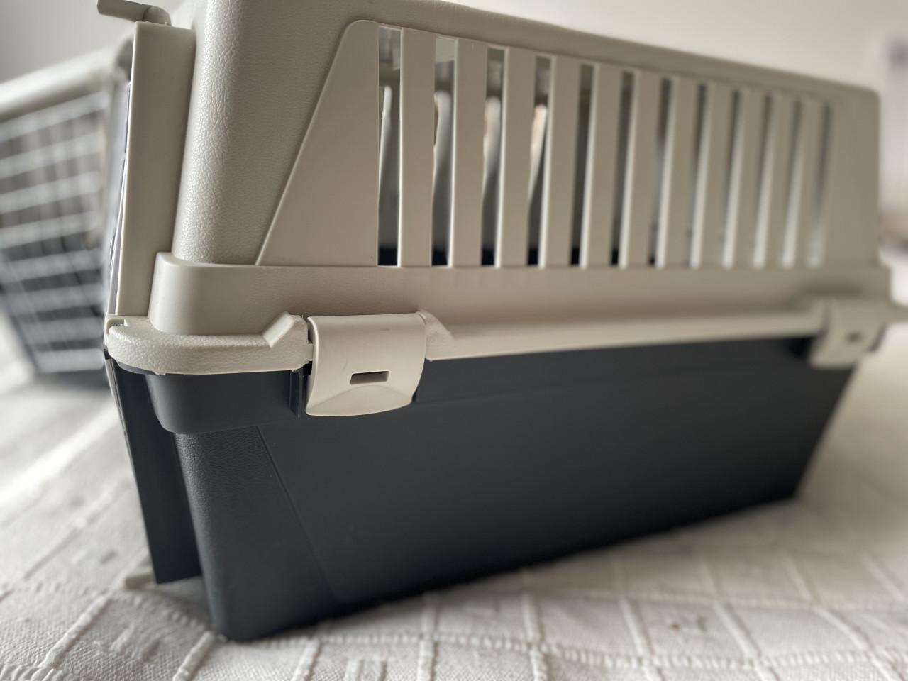 2x Splinternieuwe FERPLAST Degelijke en Ruime Reisbench!!