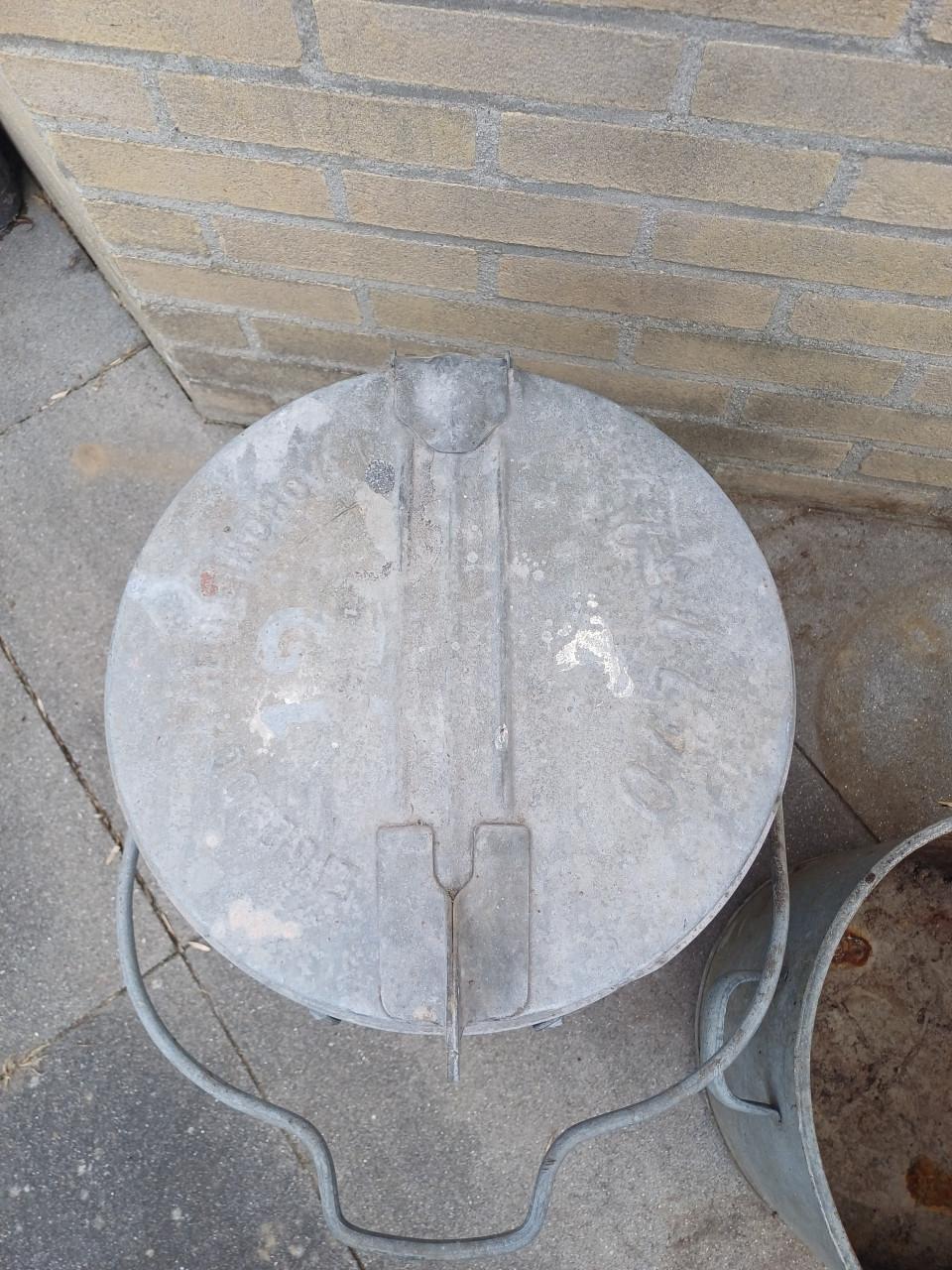 Zinken teil, vuilnisemmer en zinken pot