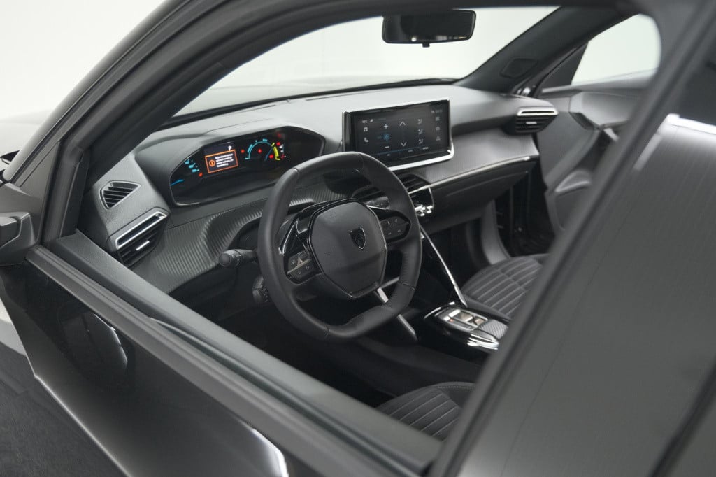 Peugeot E-2008 ev active 50 kwh | parkeersensoren | apple carplay | climate