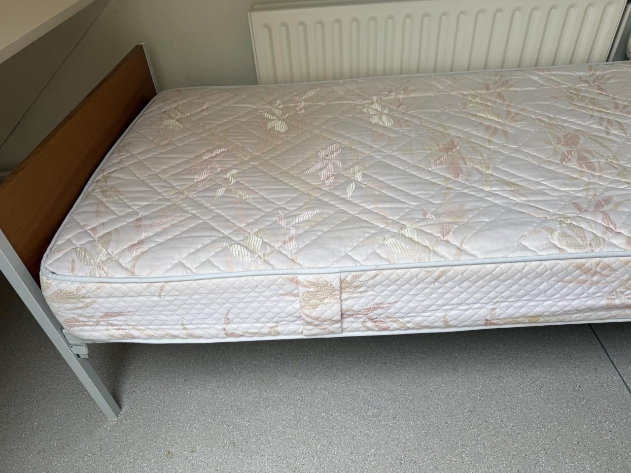 1 persoons Standaard bed. Goed matras en Spiraal.