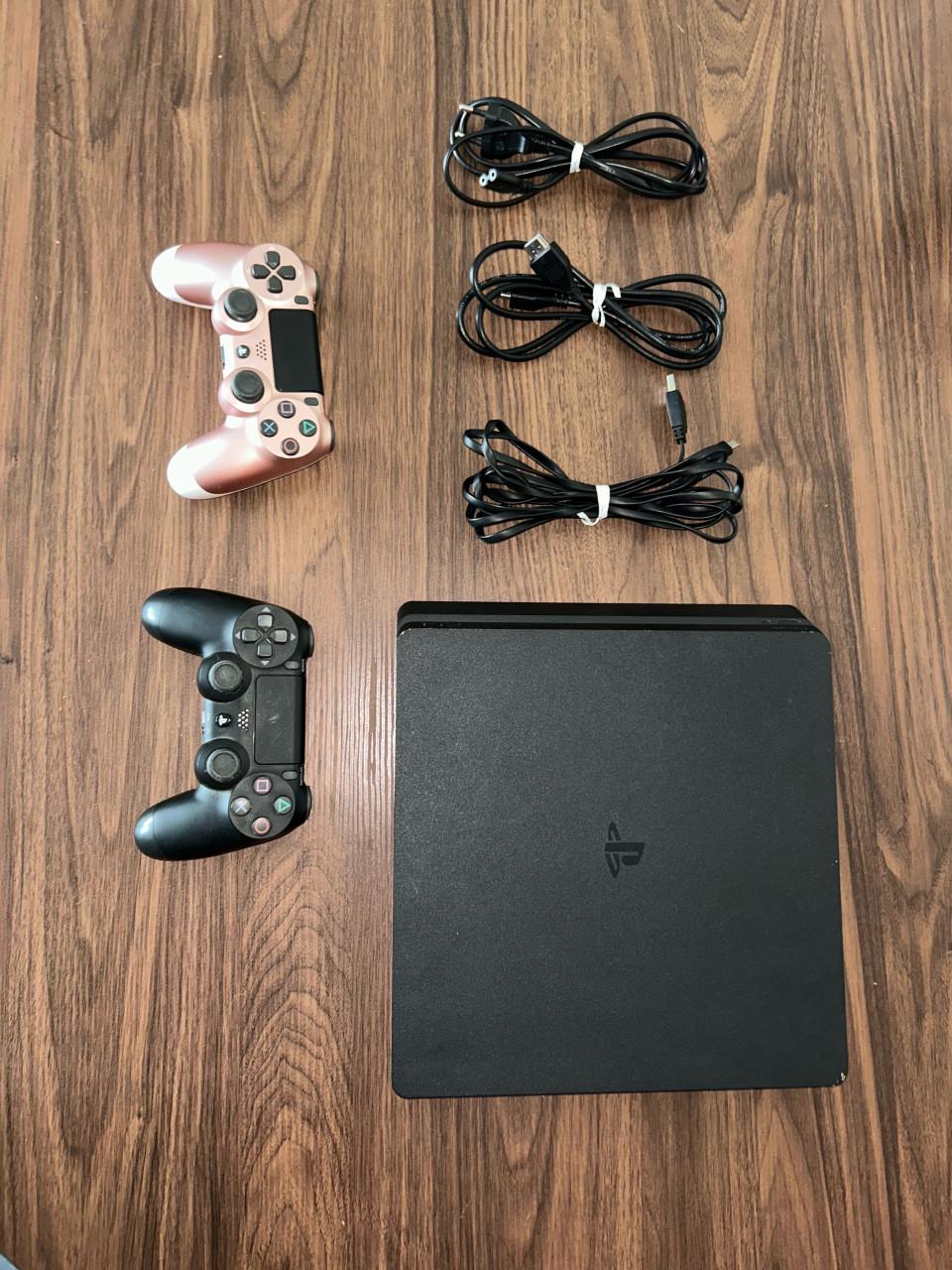 PlayStation 4 Slim, 500GB met 2 controllers en 4 games