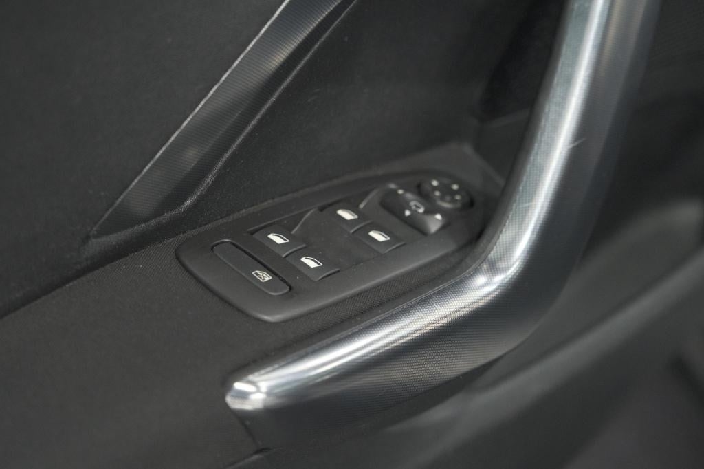 Peugeot 2008 puretech 110 allure | panoramadak | apple carplay | navigatie 