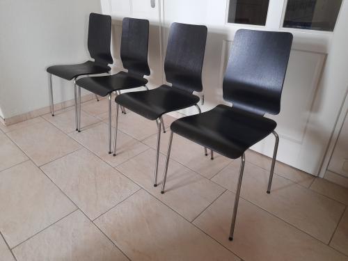 4 stoelen (stapelbaar) in goede nette  staat !