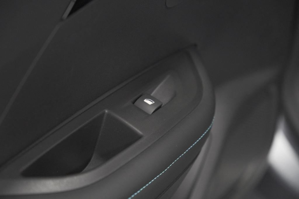 Peugeot 2008 puretech 130 pk allure pack | trekhaak | camera | adaptieve cr