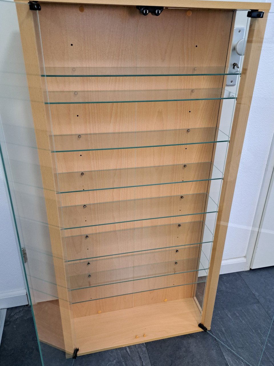 Mooie compacte vitrinekast