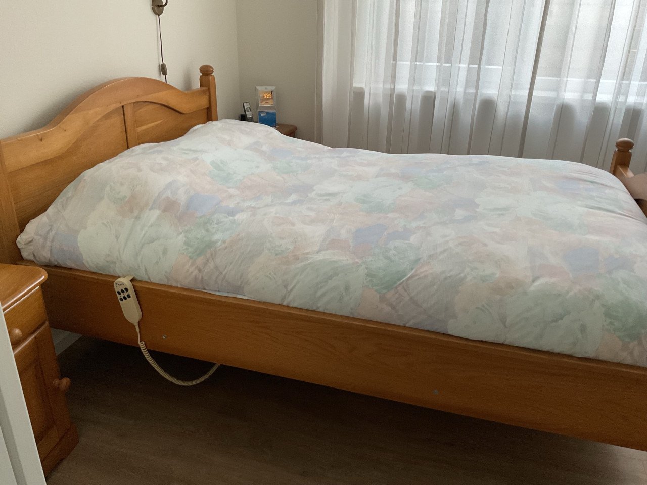 Tweepersoonsbed 140x200 inclusief nachtkastjes