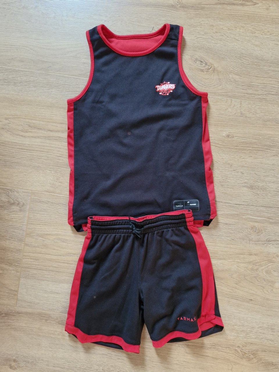 Mooi zwart / rood basketbal tenue