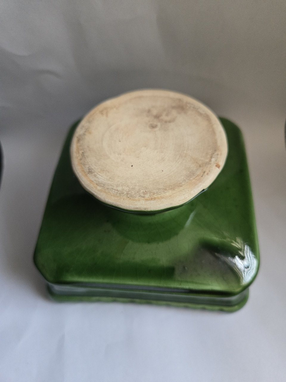Groen plantenpotje vierkant op sokkel, 11x11 cm, H 8 cm